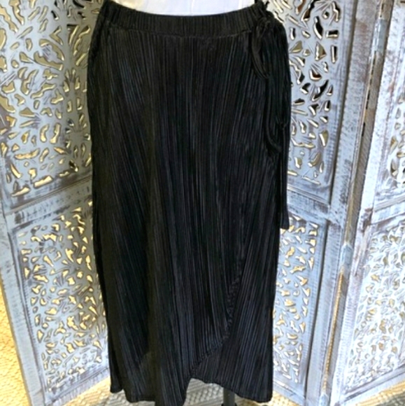 Shimmery Black Wrap Skirt  NWOT - Picture 1 of 3